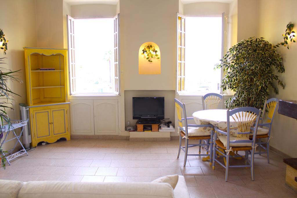 Charming Port View Studio: Steps From Palais, Apartment *