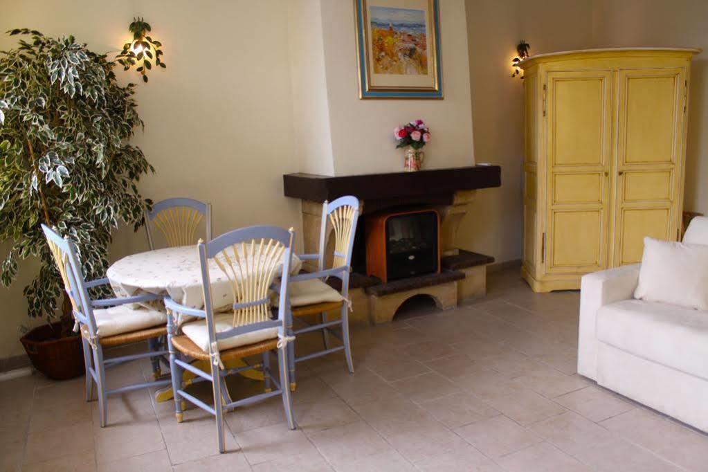 Charming Port View Studio: Steps From Palais, Apartment Cannes
