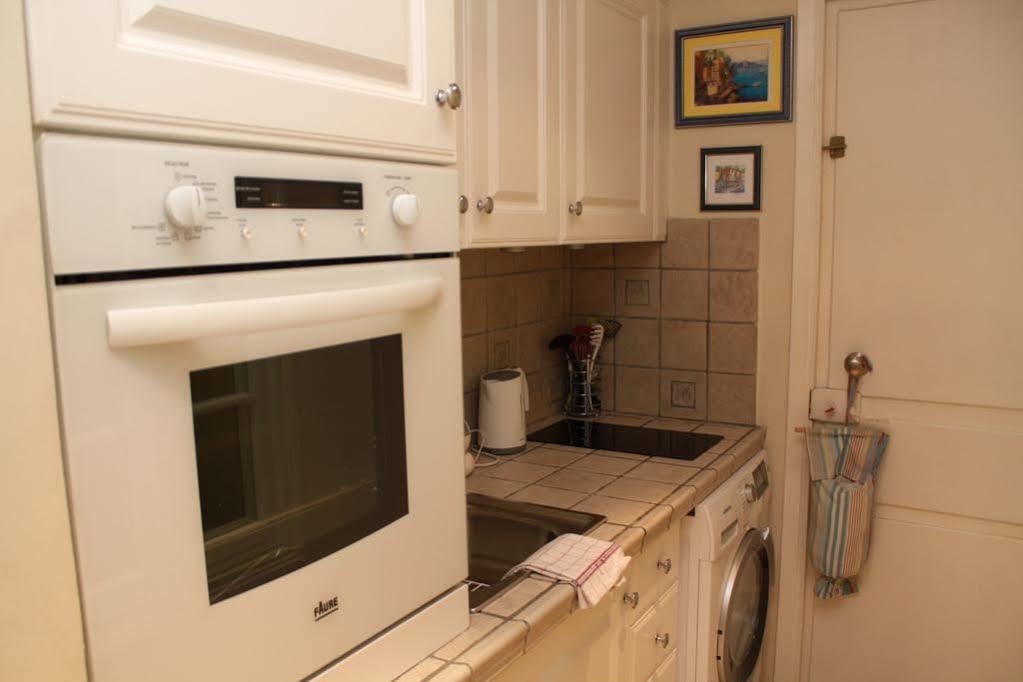 Charming Port View Studio: Steps From Palais, Apartment *