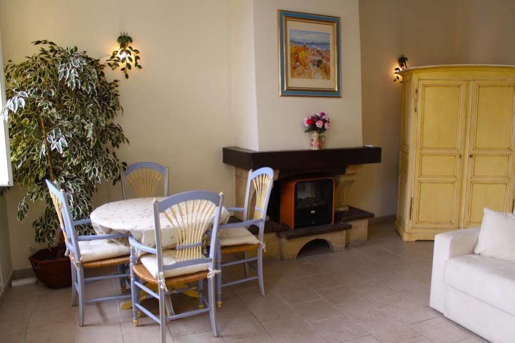 Charming Port View Studio: Steps From Palais, Apartment