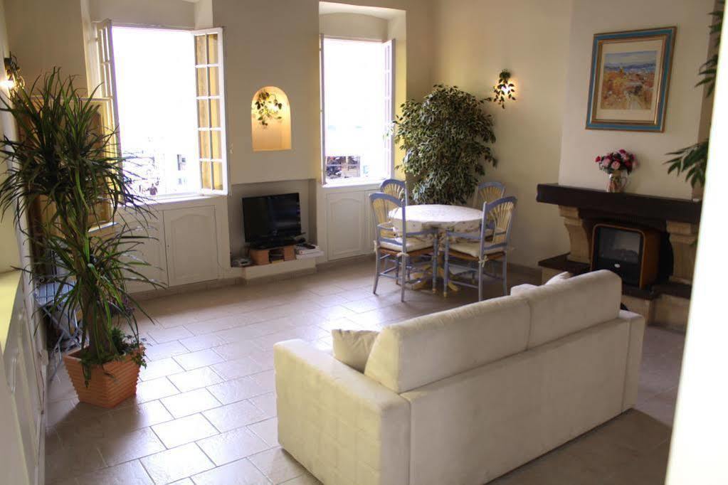 Charming Port View Studio: Steps From Palais, Apartment *
