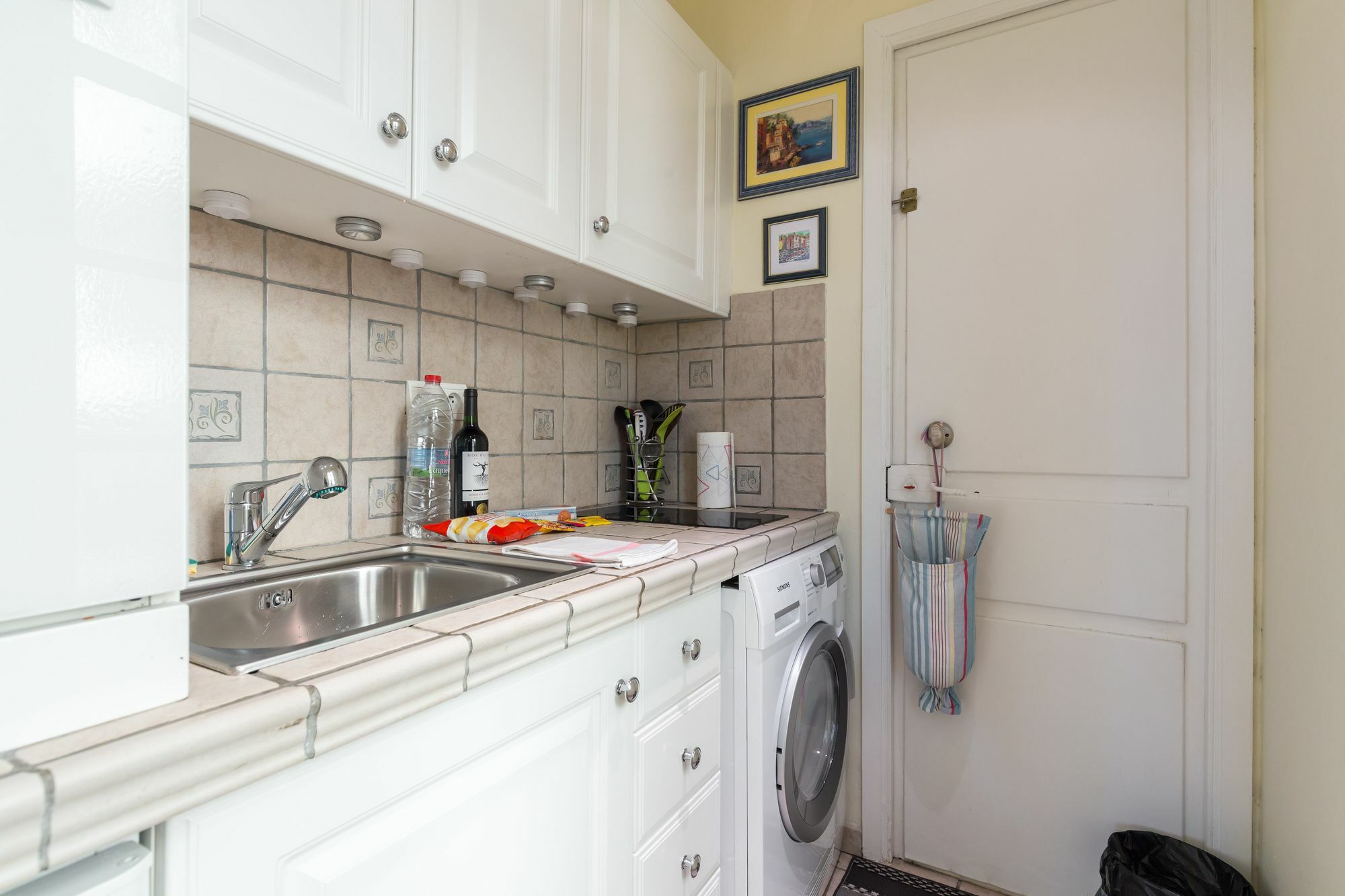 Charming Port View Studio: Steps From Palais, Apartment *