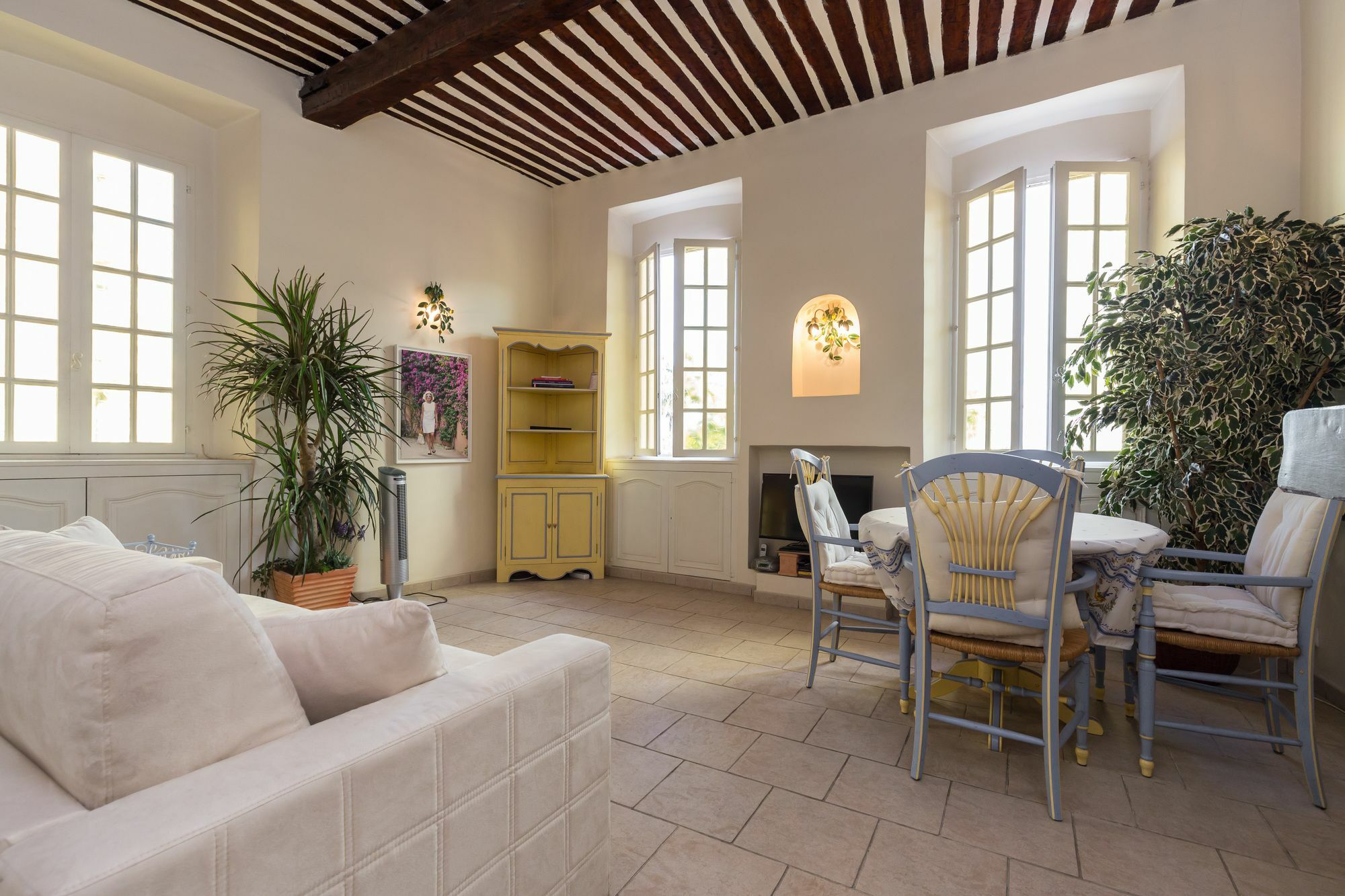 Apartment Charming Port View Studio: Steps From Palais, Cannes