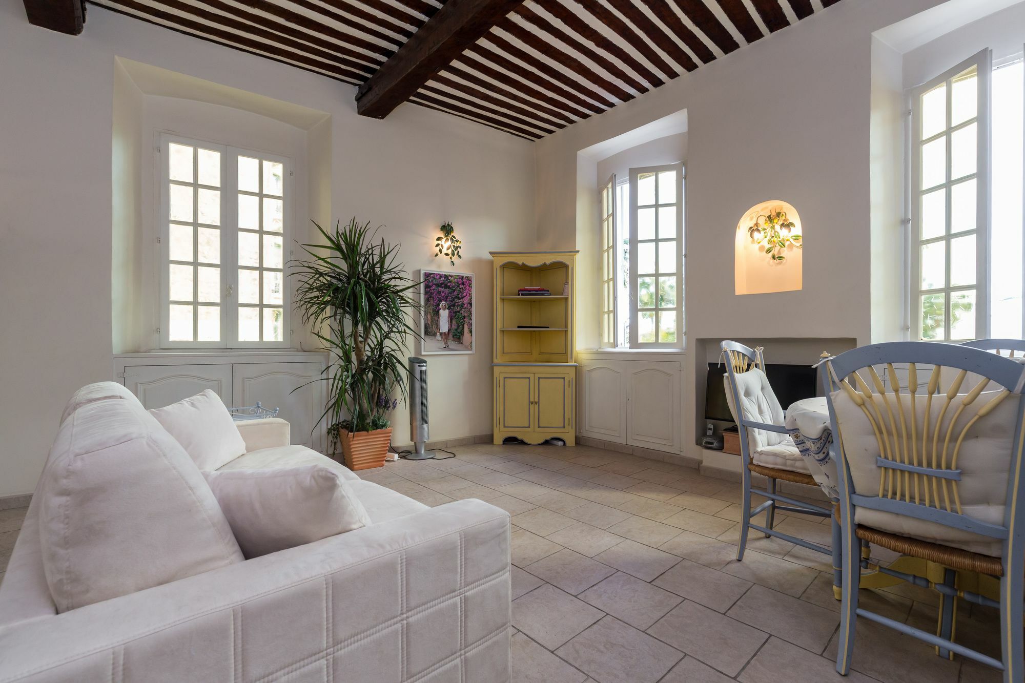 Apartment Charming Port View Studio: Steps From Palais,