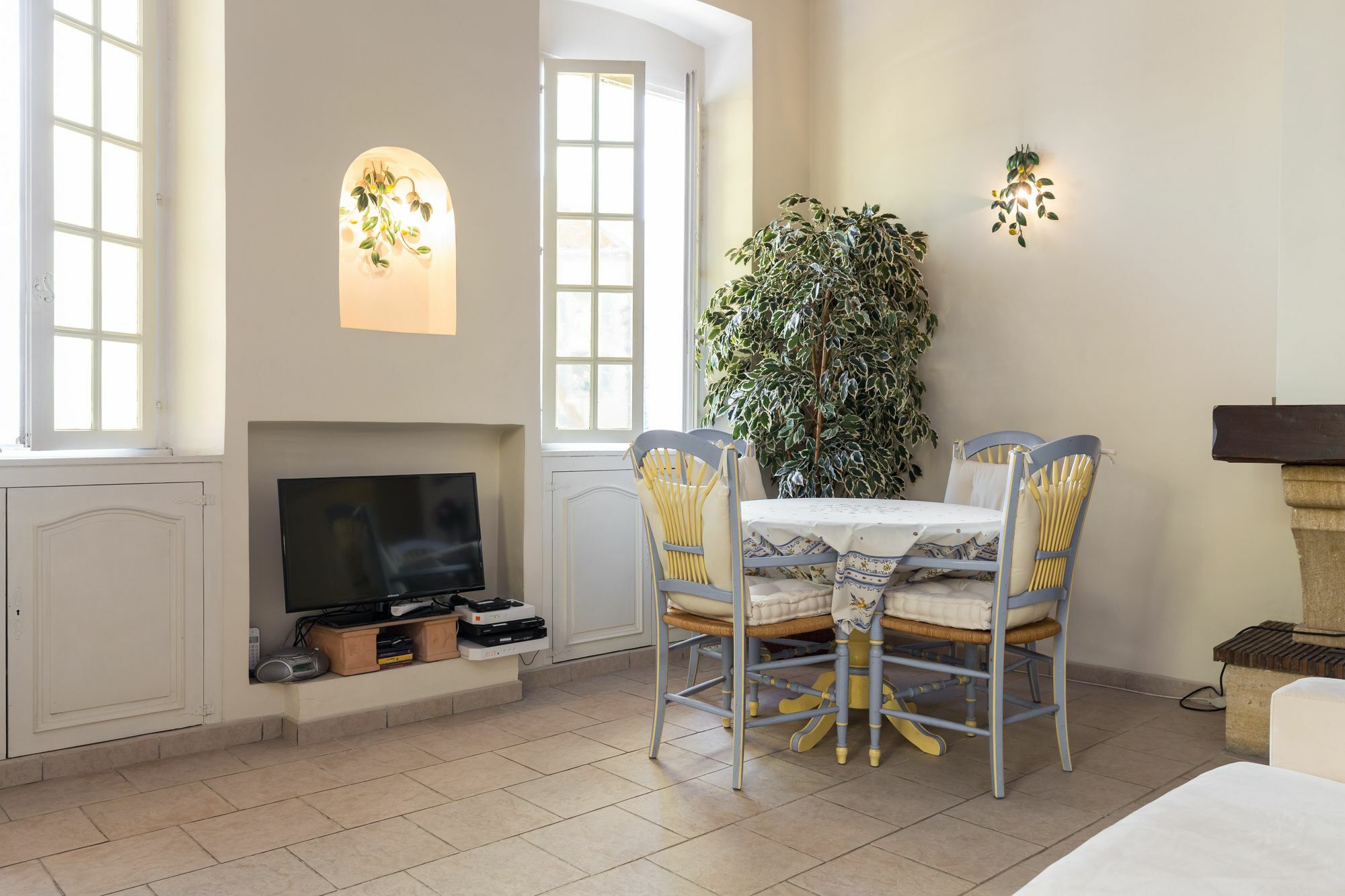 Apartment Charming Port View Studio: Steps From Palais,