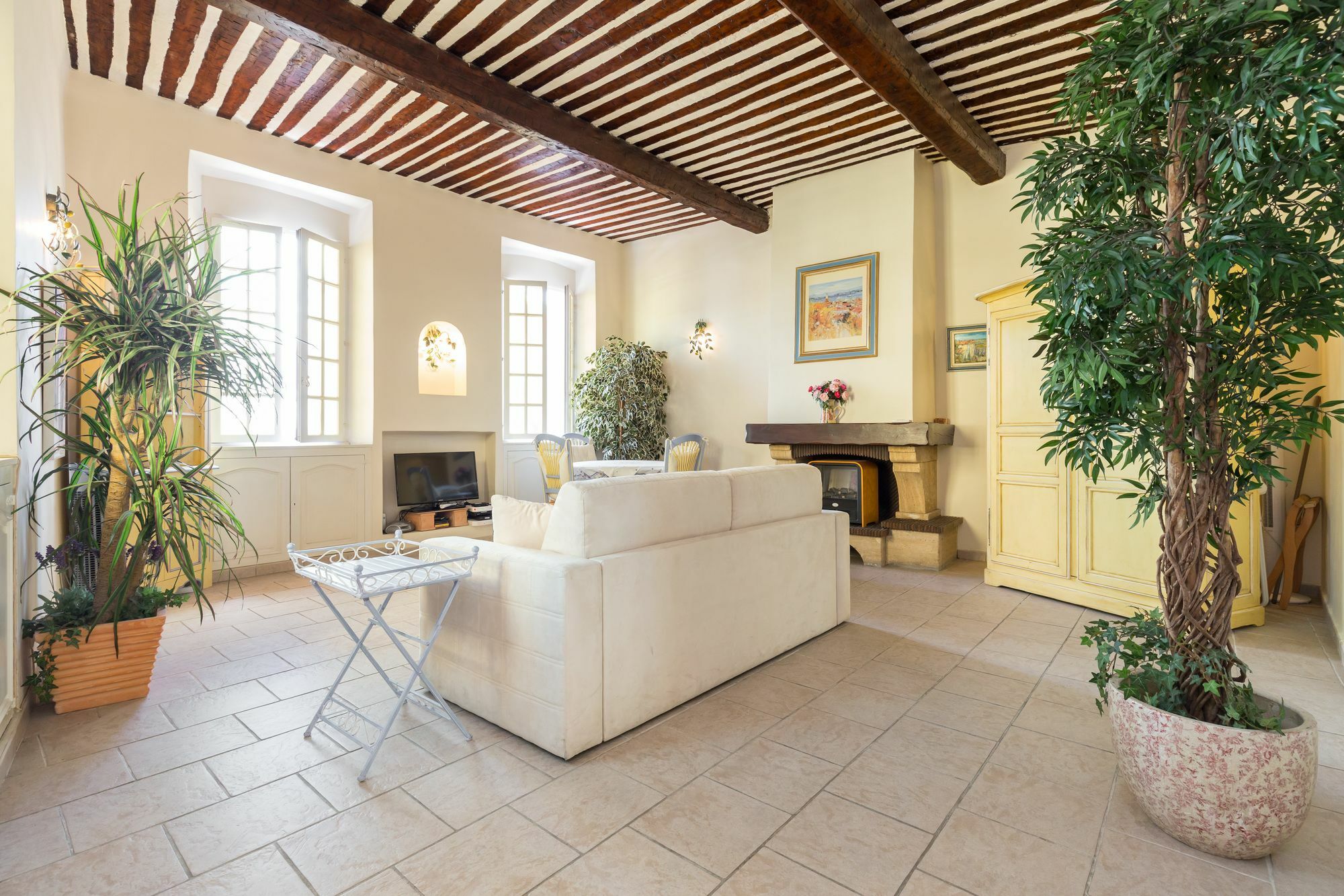 Charming Port View Studio: Steps From Palais, Apartment Cannes