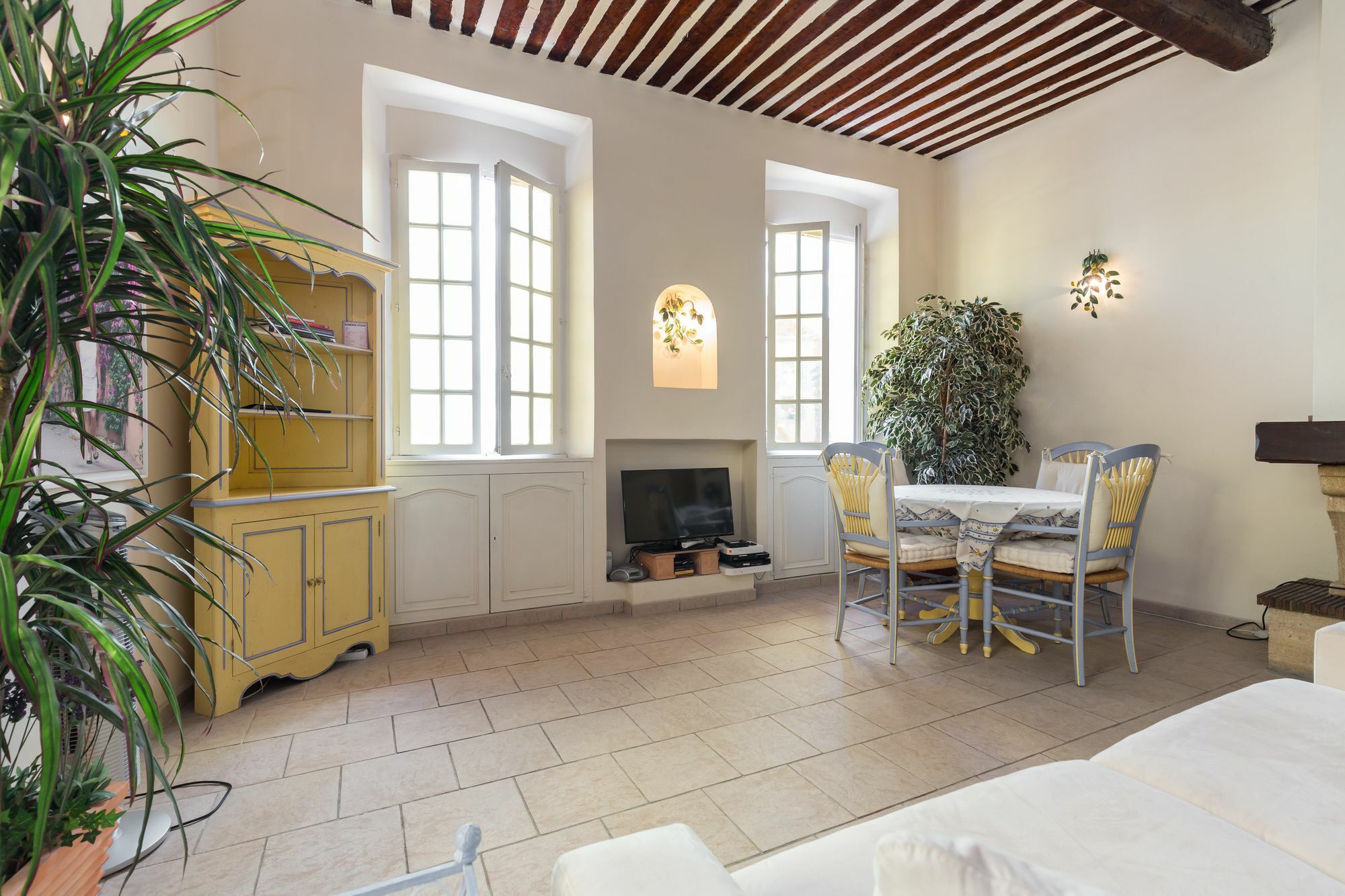 Charming Port View Studio: Steps From Palais, Apartment *