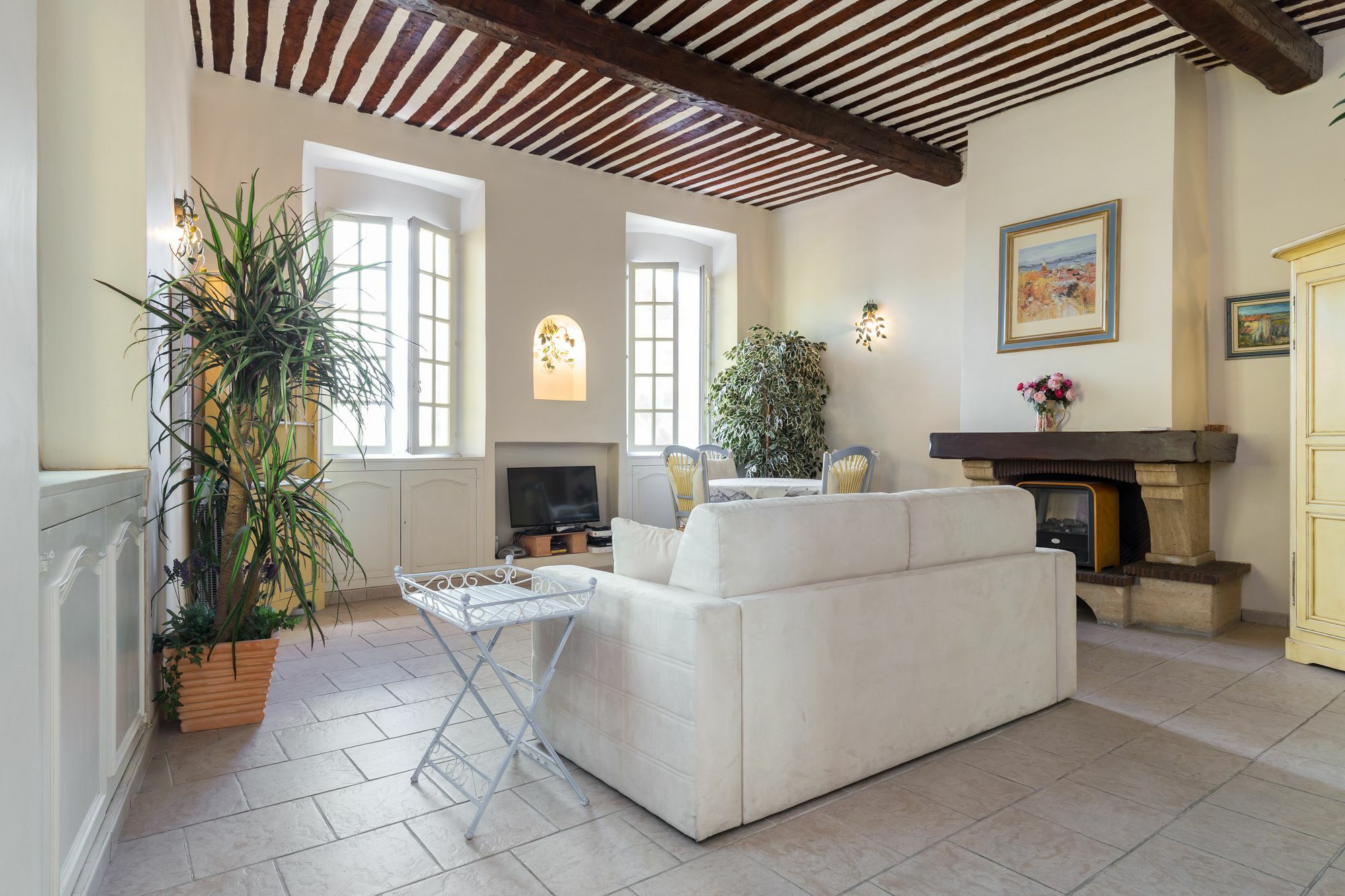Charming Port View Studio: Steps From Palais, Apartment